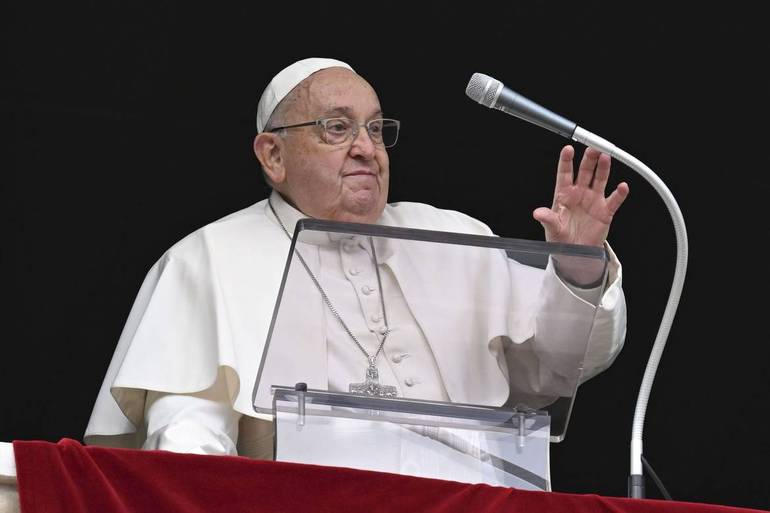 Il Papa all'Angelus: "Debellare l'antisemitismo"