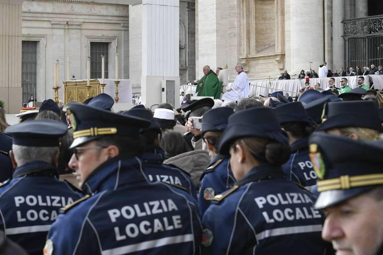 Il Papa all'Angelus: "Ovunque tacciano le armi"