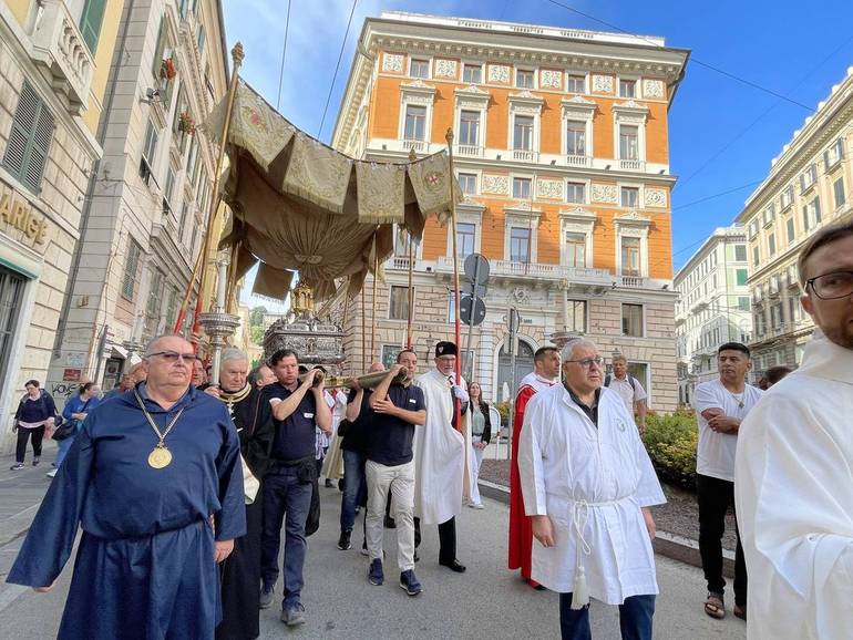 Processione del Corpus Domini. L'Arcivescovo: «Chiamati ad essere portatori di speranza»