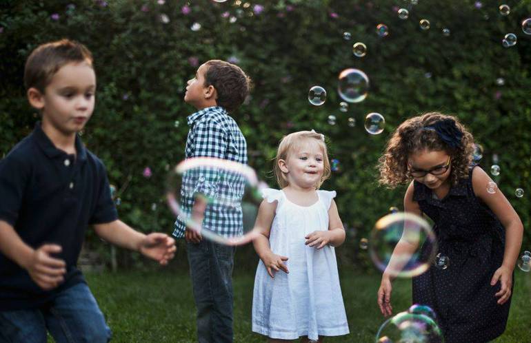 Bambini in Liguria, fra denatalità e pochi spazi per giocare e studiare